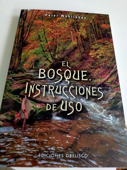 Portada de libros "El bosque. Instrucciones de uso" de Peter Wohlleben.

Imagen de un rio atravesando un bosque de frondosas en colores otoñales

El escritor es un forestal aleman con una visión muy completa de este ecosistema.