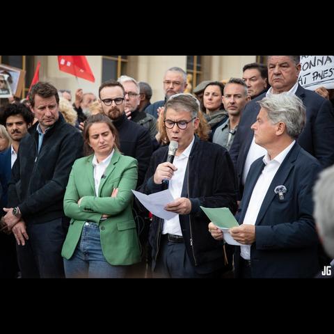 Olivier Faure, secrétaire général du Parti socialiste, prend la parole et utilise pour la première fois, sans équivoque, le terme de « génocide » pour qualifier la politique menée par Israël dans la bande de Gaza.
