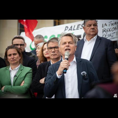 Fabien Roussel, secrétaire national du Parti communiste et à l’initiative de ce rassemblement, prend la parole. Il demande la reconnaissance de l’État de Palestine.