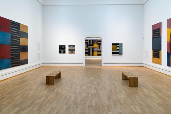 Ausstellungshall mit Werken von Sean Scully in der Staatlichen Kunsthalle Karlsruhe