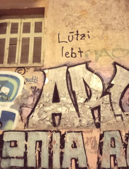 Graffiti an einer Wand. Darüber wurde "Lützi lebt" getagged.