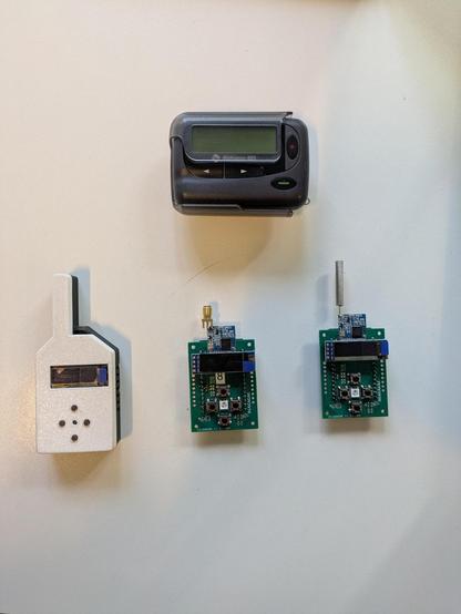 3 selbst entwickelte Pager in verschiedenen Versionen und ein Kimmerzieller AlphaPoc