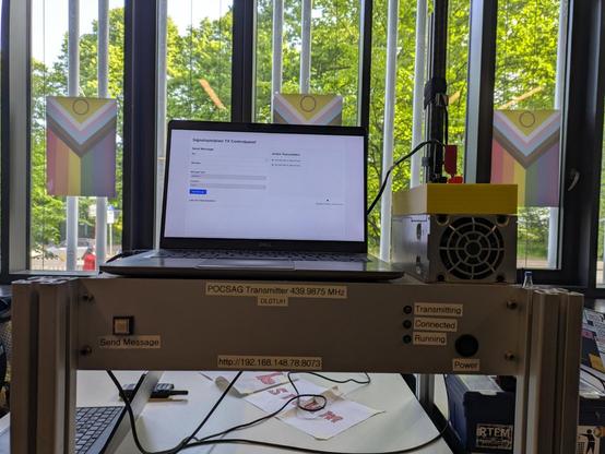 Laptop mit Controller Software, POCSAG Sender, Netzteil