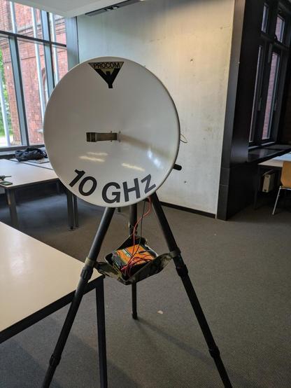Portable Sendeanlage für 10 GHz auf einem Tripod