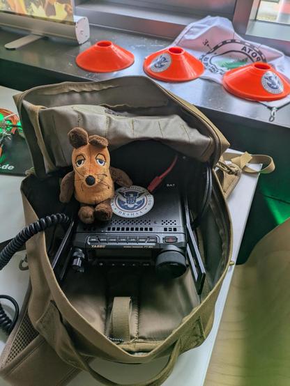 Yaesu FT-891 mit in ejnem Rucksack mit einem Maus Stofftier.