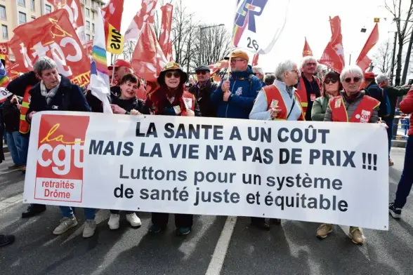 Une TVA sociale remettrait-elle en cause le niveau de protection ?

Très clairement, oui. Le problème de la Sécurité sociale n’est pas la dépense mais les recettes. Les dépenses sont connues et vont augmenter avec le vieillissement de la population. Ainsi, les économies faites sur les retraites en augmentant la durée de cotisation ont des conséquences sur la hausse des dépenses d’assurance-maladie. Aujourd’hui, l’exécutif annonce 40 milliards d’économies. Mais, dans le même temps, il pose dans le débat public la suppression d’une recette fiable que sont les cotisations sociales patronales. Cette logique induira forcément des coupes dans les dépenses de la solidarité nationale.