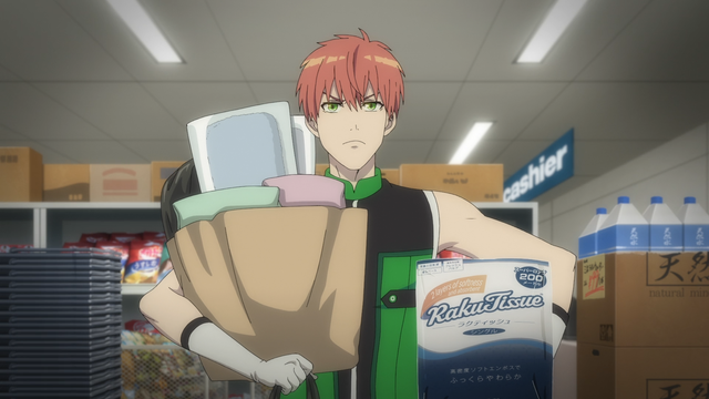 O personagem Lutador D, disfarçado como Hibiki Sakurama, está em um ambiente de compras, vestindo um traje preto e verde. Ele segura uma sacola de papel marrom cheia de itens diversos, como toalhas e um pacote de papel higiênico da marca "Raku Tissue". Ao fundo, há prateleiras abastecidas com produtos, incluindo pacotes de batatas fritas e garrafas de água mineral. Uma placa azul com a palavra "cashier" (caixa) escrita em branco indica a área de pagamento. Esta cena é parte do anime Go! Go! Loser Ranger! (Sentai Daishikkaku).