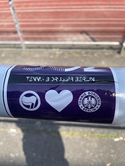 Lila-weißer Aufkleber mit Antifafahne, Herz und dem Wappen von Tennis Borussia 
