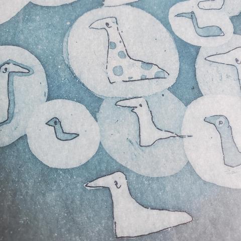 Détail de la gravure sur quelques oiseaux chaussette, un est blanc à pois bleus, un autre a l'air de rire