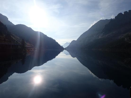 klarer stiller Morgen am Fedaiasee