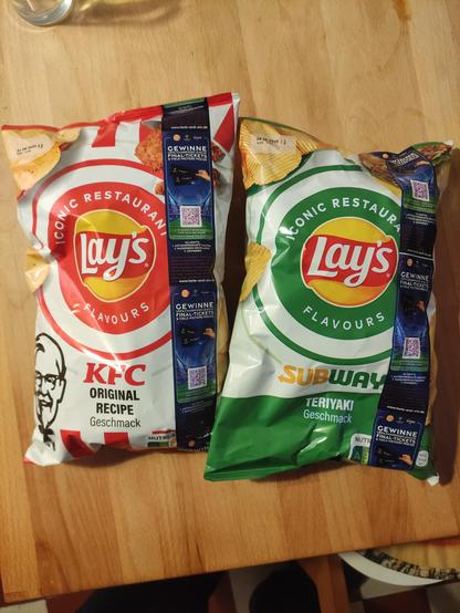 Zwei Chips-Tüten der Marke Lays: Einmal KFC Style, einmal Subways Teriyaki