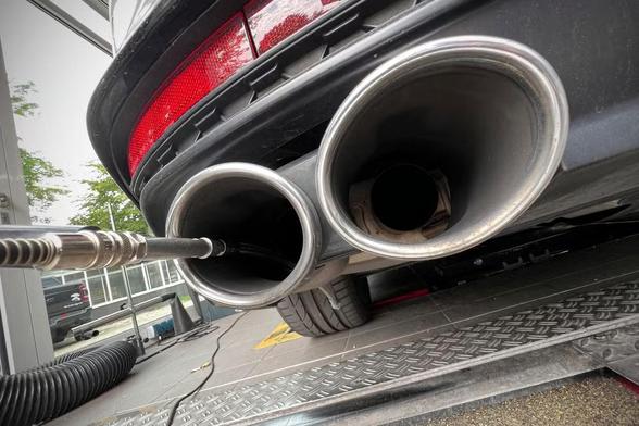 Contrôle des gaz d’échappement d’une voiture diesel à Munich le 10 juillet 2023. photo FRANK HOERMANN/SVEN SIMON/dpa Picture-Alliance via AFP
via Courrier International