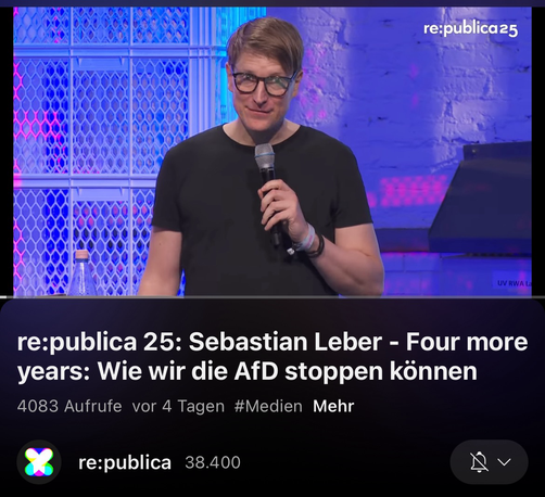Screenshot des YouTube-Videos des Tagesspiegel-Journalisten Sebastian Leber  auf der re:publica 2025. Zu sehen ist Leber bei seinem Vortrag am Mikrofon mit dem Untertitel: re:publica 25: Sebastian Leber - Four more years: Wie wir die AfD stoppen können