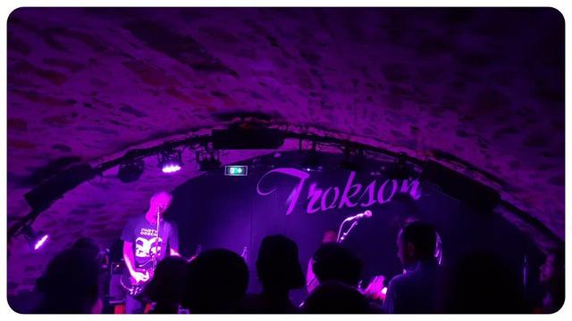 Concert au Trokson pour du punk australien. 
Un seul groupe ce soir, c'est Arse. 
Bien énervé et le public aussi.