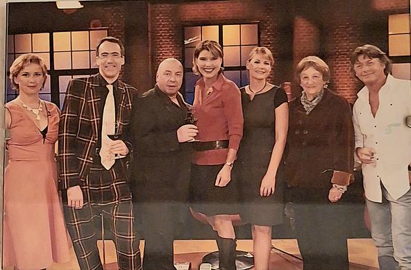 Martina Brandl mit anderen Promis in der Talkshow #kölnertreff mit Bettina Böttinger