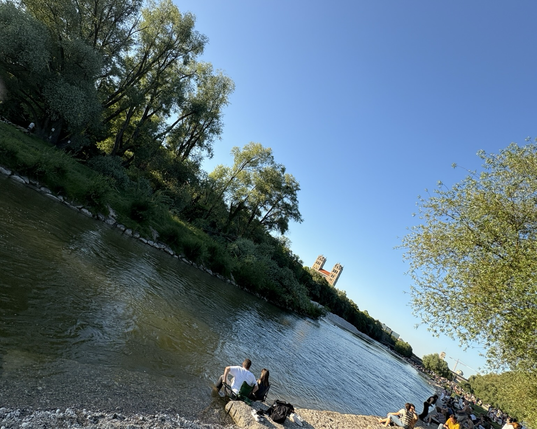 Fluss u zwei Kirchtürme u blauer Himmel, schräg fotografiert