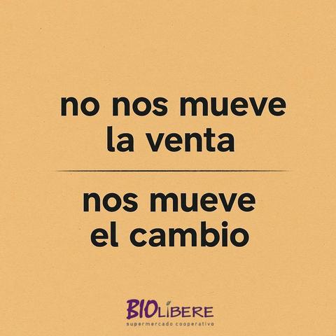 La imagen muestra un fondo beige claro con texto en negrita en español. El texto dice: "no nos mueve la venta" sobre una línea divisoria, seguido de "nos mueve el cambio". Abajo, aparece el logo de "BIOLIBERE supermercado cooperativo". La imagen transmite un mensaje sobre los valores de la empresa, priorizando el cambio social sobre las ganancias.