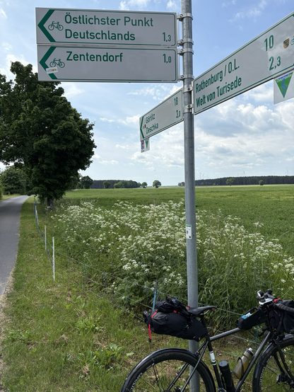 Schild mit der Aufschrift: Östlichster Punkt Deutschlands 1,3 km