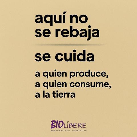 Un fondo beige claro muestra un texto en negro que dice: "aquí no se rebaja, se cuida a quien produce, a quien consume, a la tierra". Al final, aparece el logo de "BIOLIBERE supermercado cooperativo" en morado. La imagen transmite un mensaje sobre la importancia de cuidar a los productores, consumidores y al medio ambiente.
