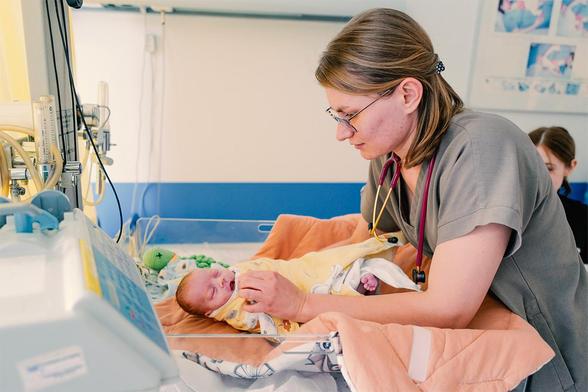 Pokój Opieki Pośredniej to sala, miejsce, gdzie pod fachową opieką lekarzy i pielęgniarek neonatologicznych, wcześniaki które nie wymagają intensywnej terapii, a jeszcze muszą być hospitalizowane, są leczone będąc cały czas przy mamach. To tutaj mamy uczą się pielęgnacji takiego bardzo wymagającego troski maluszka, a noworodek potrzebujący bliskości ani na chwilę nie traci kontaktu z rodzicem i może być bez przeszkód karmiony piersią.