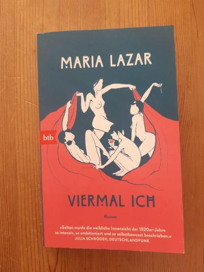 Buchcover: oben blau, unten rot; mittig die Darstellung vier entkleideter Frauen in Bewegung; Text Mitte links bezeichnet den Verlag: btb; Text in der unteren Bildhälfte: Viermal Ich - Roman - "Selten wurde die weibliche Innensicht der 1920er-Jahre so intensiv, so ambitioniert und so selbstbewusst beschrieben." Julia Schröder, Deutschlandfunk.