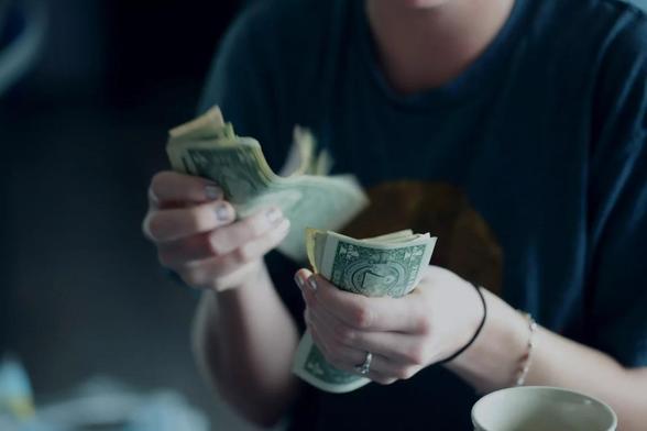 Person, die Geld zählt. 