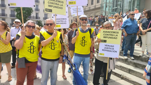 Fotos de activistas de Amnistia Internacional en el acto de homenaje hasta 7291