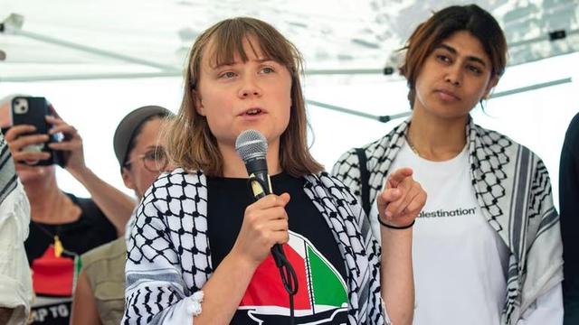 La militante contre le changement climatique Greta Thunberg, avec d'autres militants d'une organisation de défense des droits de l'homme, rencontre des journalistes à Catane, en Italie, le dimanche 1er juin 2025, avant leur départ pour le Moyen-Orient.