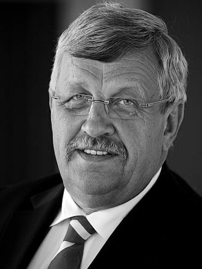 Ein schwarz-weiß Portrait von Walter Lübcke