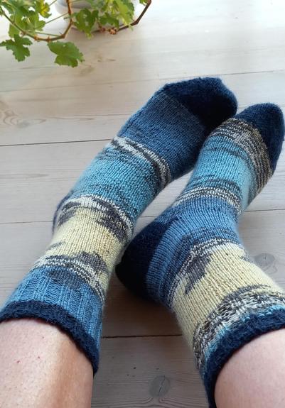 Paire de chausettes tricotees, dans les tons bleu et jaune pâle.