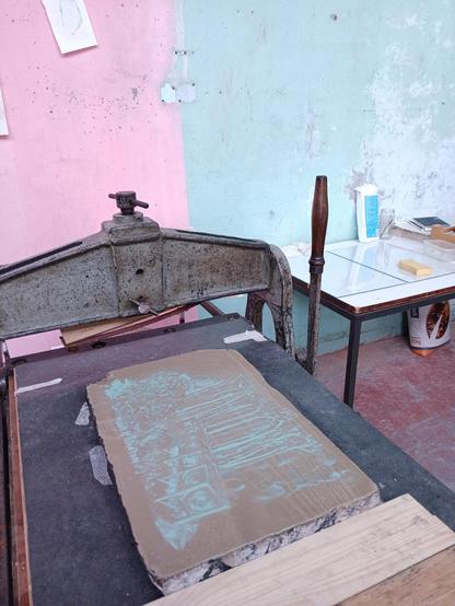 Presse graphique sur laquelle est déposée la pierre que j’ai travaillé durant la résidence. Encrée en vert pistache  rappelant l’une des deux couleurs du mur de l’atelier