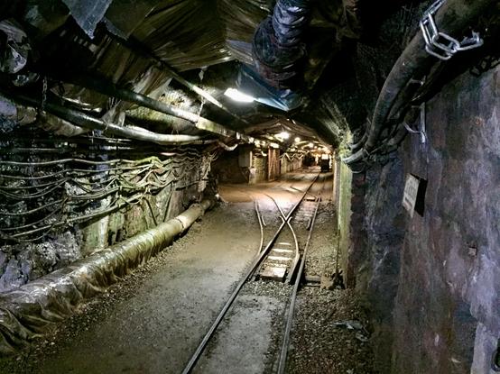 Schienen in einem Bergwerksschacht