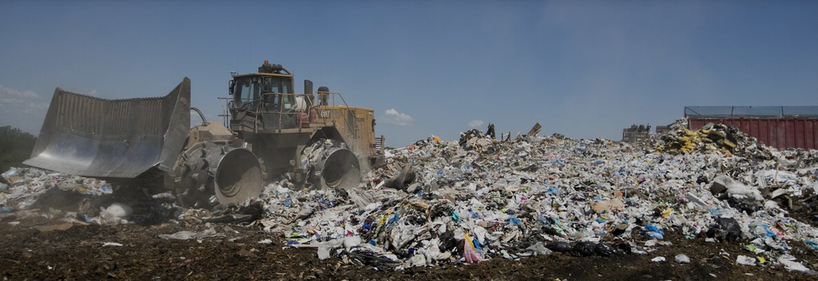 Le site d'enfouissement de Lachenaie, à Terrebonne, au Québec, devrait être rempli au maximum de sa capacité en 2027. Ce site est le plus gros du Québec et accueille les déchets de 82 municipalités de la CMM. Le propriétaire a demandé la permission au gouvernement d'agrandir son site de 19,2 hectares, ce qui prolongerait sa vie utile de sept ans.

Entre 2006 et 2022, environ le tiers des déchets municipaux de l’Ontario ont été enfouis dans des sites au Michigan, dans l'État de New York et en Ohio.

En 2024, le Michigan a accepté 3,5 millions de tonnes de déchets. Depuis l’année 2000, cet État a reçu plus de 75 millions de tonnes de déchets solides municipaux du Canada.

Si la majorité des déchets de la région de Vancouver sont envoyés au site de Delta et au site de Cache Creek (à 400 km au nord de la ville), une partie des ordures sont envoyées par train dans l'État de Washington et en Oregon.

En 2018, la grande région de Vancouver a envoyé 6 % de ses 917 600 tonnes de déchets municipaux au site Roosevelt (État de Washington) et au site Columbia Ridge (Oregon).

L’Ohio a importé près de 39 000 tonnes d’ordures ménagères du Canada entre 2017 et 2023. Un peu moins de 1 % des déchets en Oregon proviennent du Canada.