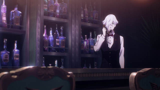 O personagem Decim, do anime Death Parade, está atrás de um elegante balcão de bar, segurando um telefone. Ele veste um colete preto sobre uma camisa branca, complementado por uma gravata borboleta vermelha. Ao fundo, prateleiras exibem garrafas de bebidas de diferentes tamanhos e formatos, todas brilhando com uma tonalidade roxa. A iluminação suave cria um ambiente misterioso e sofisticado.