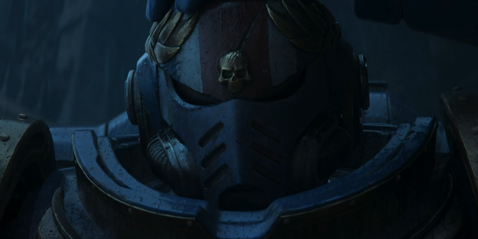 Close no capacete do personagem Titus, um Space Marine do universo Warhammer 40,000, presente no episódio And They Shall Know No Fear da série Secret Level. Ele veste uma armadura azul escura com detalhes metálicos e dourados. No topo do capacete, há uma pequena caveira dourada e ornamentos em forma de asas. A iluminação é sombria e a cena ocorre sob chuva, transmitindo uma atmosfera tensa e dramática.