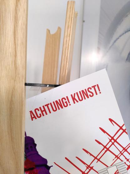 Eine Postkarte, auf der in Rot auf Weiß steht: Achtung! Kunst!