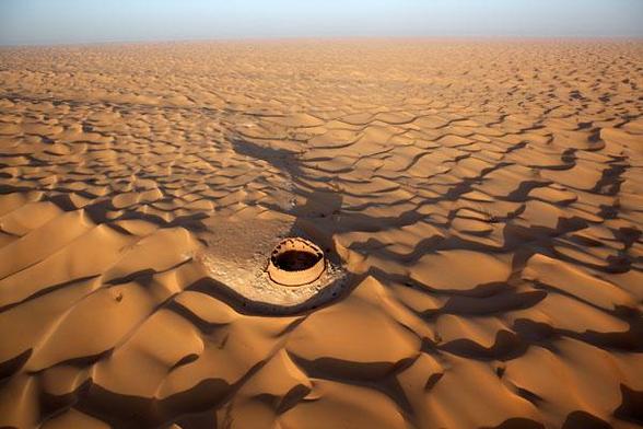 Fortaleza redonda en medio del desierto, que se extiende hasta el horizonte sin ninguna otra estructura.