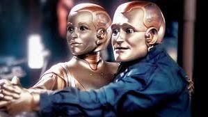 Filmstil aus Bicentennial Man: Zwei Androiden tanzen miteinander.