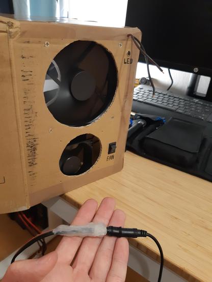 The barrel jack ends are now connected, the FAN-switch set to on and the fans are spinning 🥳