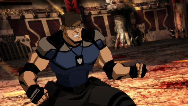 A imagem apresenta Kurtis Stryker, personagem do filme Mortal Kombat Legends: Battle of the Realms, em uma pose de combate. Ele veste um uniforme azul e preto com uma insígnia no peito, e seus punhos estão cerrados, transmitindo determinação. O cenário ao fundo sugere um ambiente de batalha, com paredes danificadas e manchas de sangue no chão, indicando um confronto intenso. Na parte superior da imagem, uma multidão observa o combate, adicionando tensão à cena.