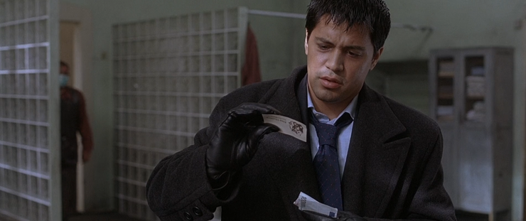 A imagem mostra Paxton, interpretado por Jay Hernandez, do filme Hostel. Ele aparece com uma expressão tensa e preocupada, com o rosto parcialmente iluminado por uma luz suave, destacando seus traços. Seu olhar transmite medo e incerteza, refletindo o clima de suspense do filme. O fundo é escuro e pouco detalhado, reforçando a sensação de isolamento e perigo.