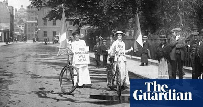 Dos sufragistas reivindican en las calles junto a sus bicicletas