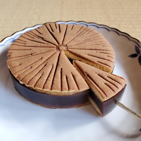 Kyokado Toshiyasu's 'shigure-gasa', a sweet of bean paste sandwiched between branded sponge. The sweet is designed to look like an open umbrella, and when cut the pieces resemble closed umbrellas.