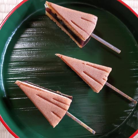 Kyokado Toshiyasu's 'shigure-gasa', a sweet of bean paste sandwiched between branded sponge. The sweet is designed to look like an open umbrella, and when cut the pieces resemble closed umbrellas.