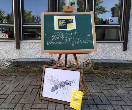 Eine große Kreidetafel, auf der steht, dass alle Parkplätze für die Veranstaltung von Fee reserviert sind.