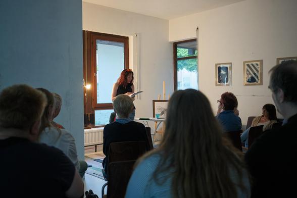 Fee liest aus ihrem Buch „Ameisenschnee“, das Publikum lauscht.