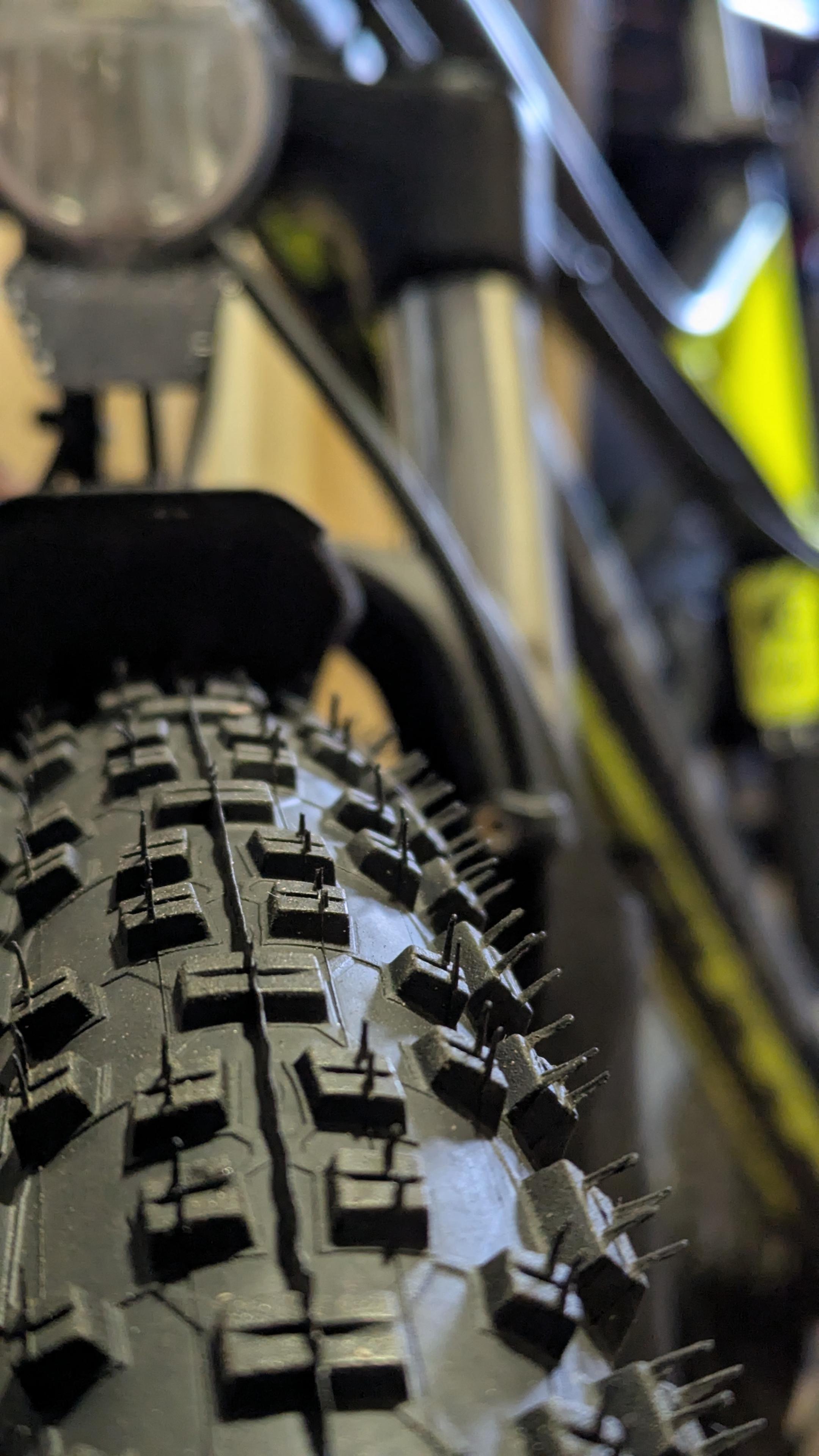 Frisch aufgezogener Mantel mit Nahaufnahme der Stollen beim MTB