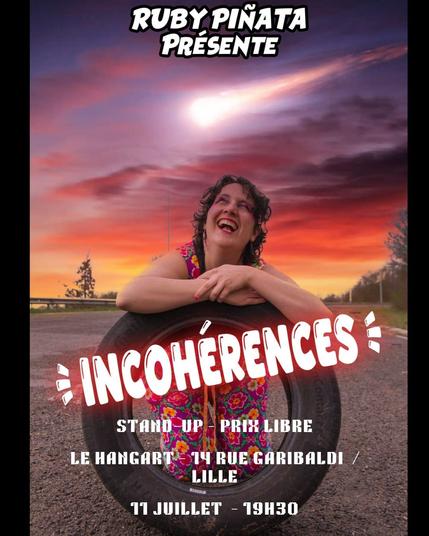 Affiche spectacle Incohérences une femme est posé contre un pneu et rit derrière elle dans le ciel on voit une météorite