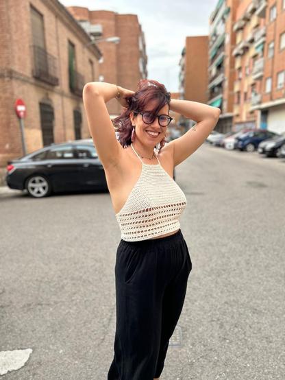 Halter top atado al cuello con la espalda al aire en color blanco con calado a mitad de torso. Precio: 42