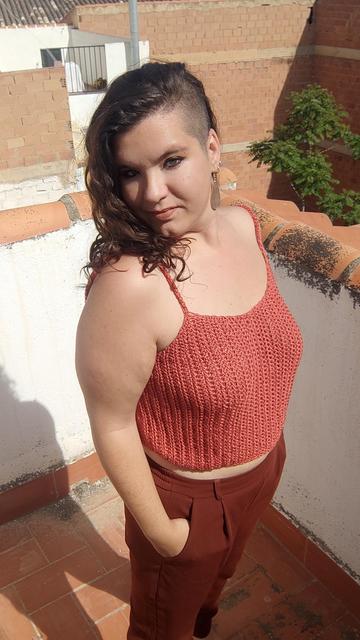 Top de tirantes sin costuras en rosa coral con relieve de lineas verticales. Precio: 42